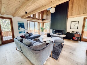 Smart-TV, Kamin, Tischtennisplatte, Bücher