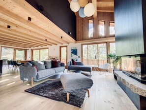 Smart TV, fireplace, ping pong, books