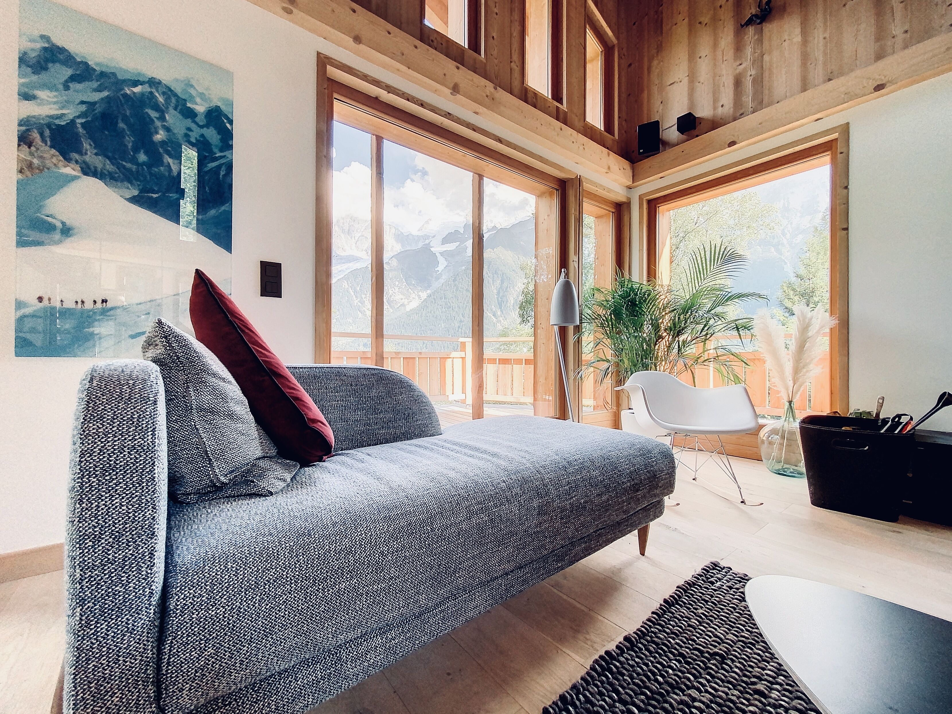 Smart TV, fireplace, ping pong, books