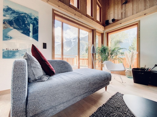 Smart-TV, Kamin, Tischtennisplatte, Bücher