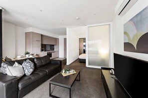 Una televisión, una oficina