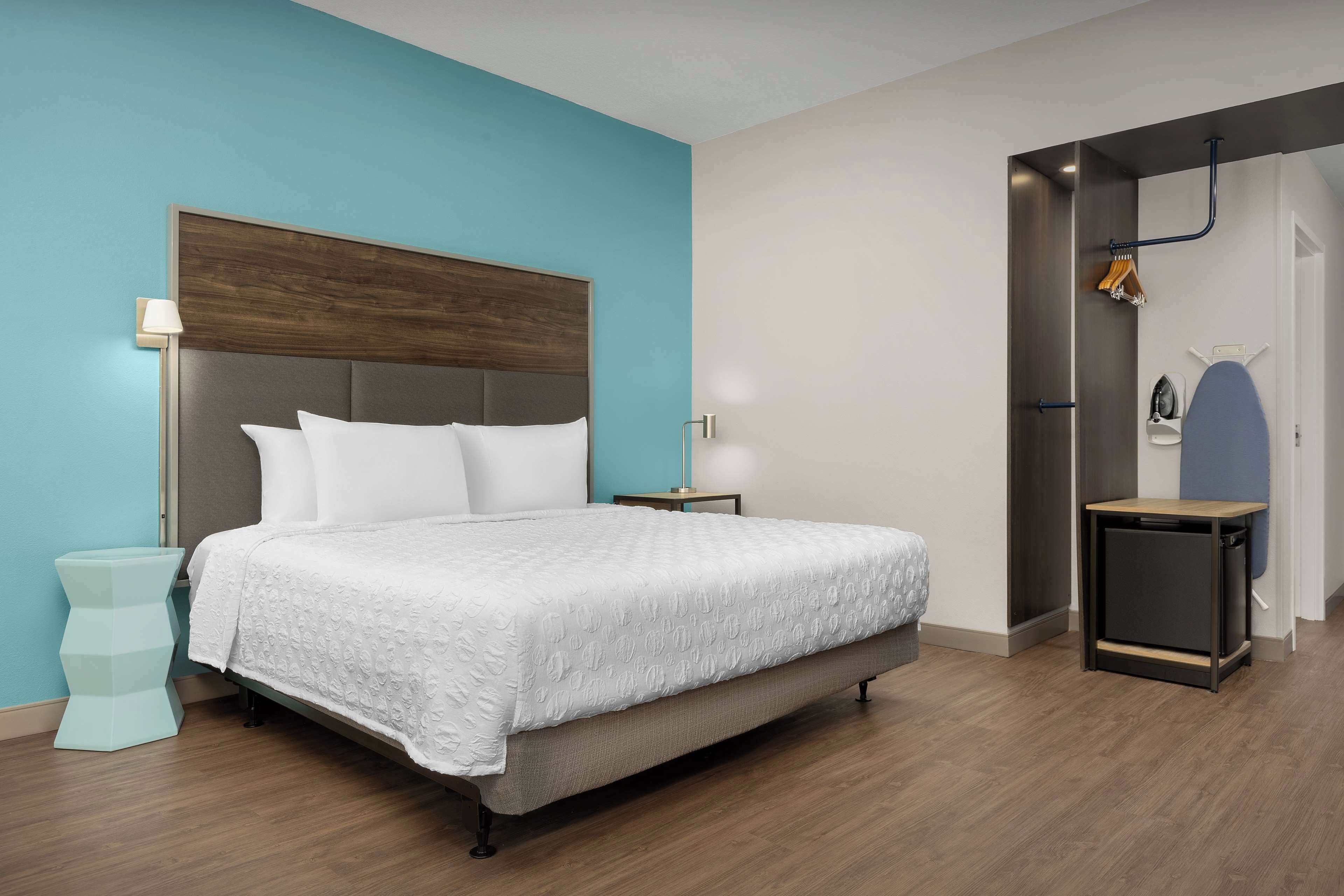 Egyptian cotton sheets, premium bedding, pillowtop beds, desk