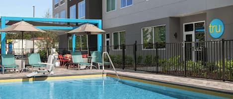 Una piscina al aire libre