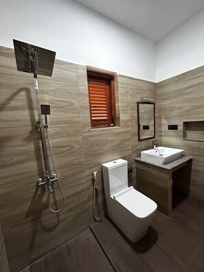 Douche, séchoir à cheveux, bidet, serviettes fournies