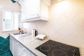 Refrigerador, microondas, horno y cafetera y tetera 