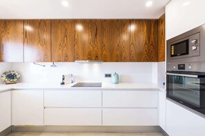 Kühlschrank, Mikrowelle, Ofen, Geschirrspüler