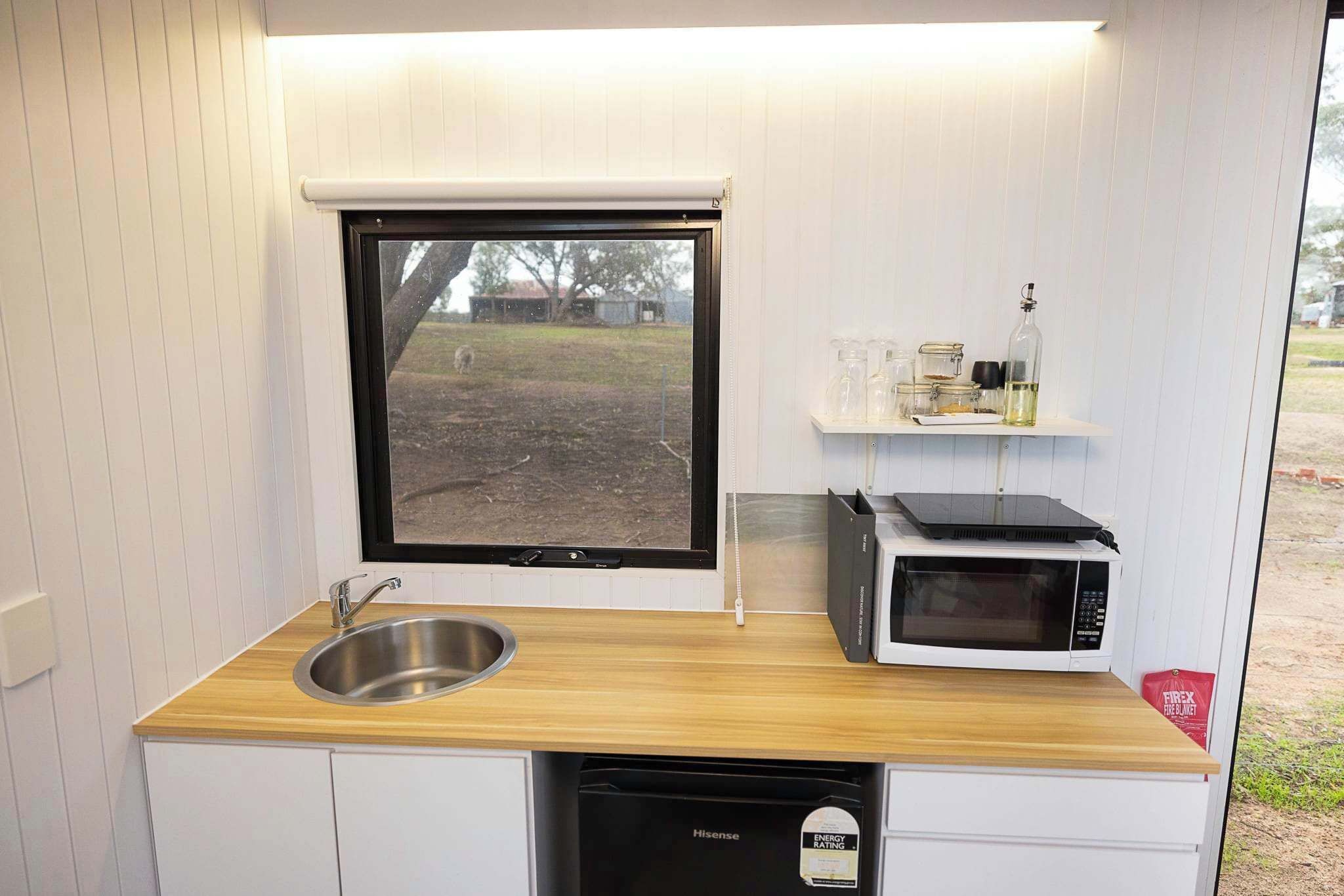 Frigorífico, microondas, placa de cocina y tostadora