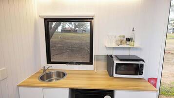 Frigorífico, microondas, placa de cocina y tostadora