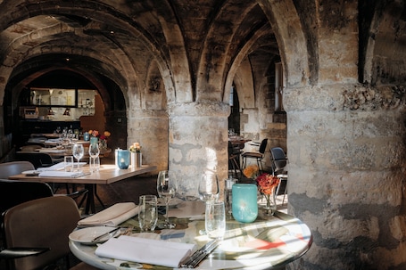 2 restaurants, breakfast served