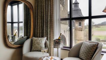 Deluxe suite, 1 kingsize bed, huisdieren niet toegestaan, aan tuin | Woonruimte | Een 43-inch flatscreentelevisie met kabelzenders