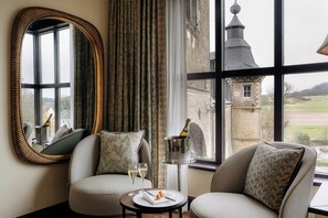 Deluxe Suite, 1 King Bed, Pets not allowed, Garden Area | Living area