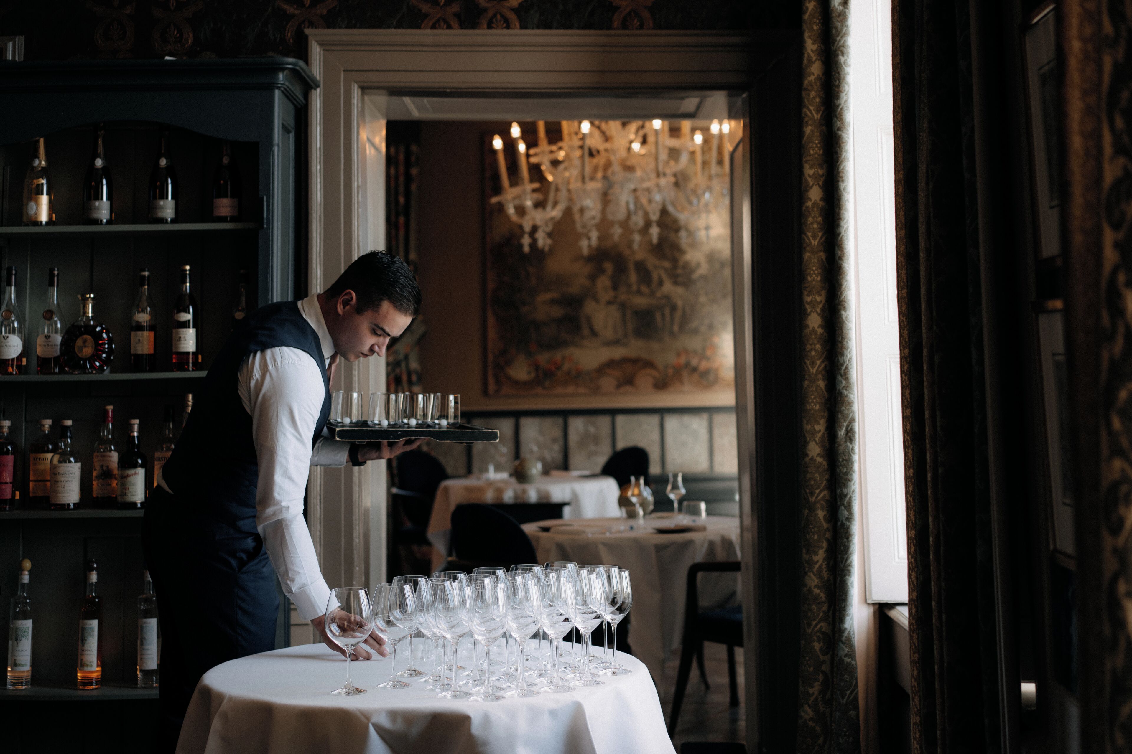 2 restaurants, breakfast served