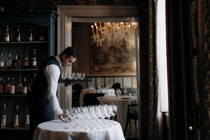2 restaurants, breakfast served - Château Neercanne (Maastricht)