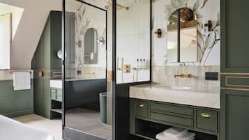 Suite Classique, 1 trĂšs grand lit, animaux de compagnie interdits, vue jardin | Salle de bain