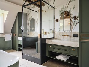 Classic Suite, 1 King Bed, Pets Not Allowed, Garden View | Bathroom | Hair dryer, bathrobes, slippers, towels - Château Neercanne (Maastricht)