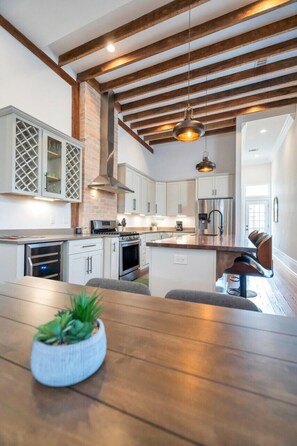 冰箱、微波炉、烤箱、炉灶