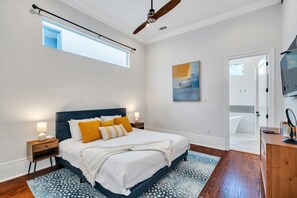 3 habitaciones, escritorio y tabla de planchar con plancha 