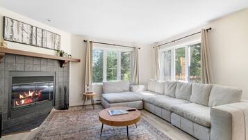 Televisión y chimenea