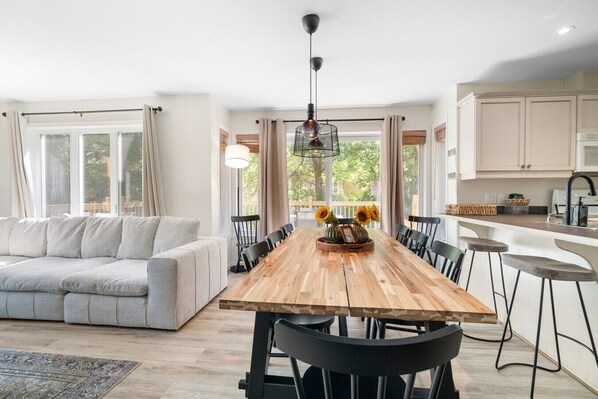 Una televisión, una chimenea