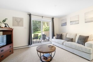 TV, fireplace - Townhouse on the Golf w/ Pool Access -Aiglon 1666 (Mont Tremblant)