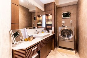 Secador de cabelo, toalhas de banho