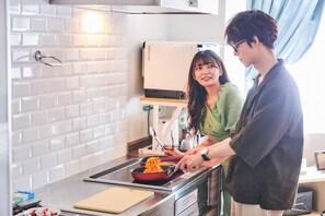 Kjøleskap, mikrobølgeovn, kokeplater og kjøkkenutstyr