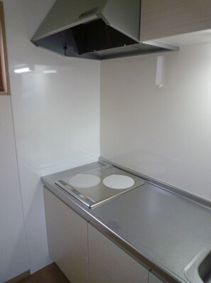 Refrigerador, microondas, placa de cocina, utensilios de cocina
