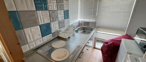 Refrigerador, microondas, parrilla de estufa y utensilios de cocina