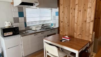 Refrigerador, microondas, parrilla de estufa y utensilios de cocina