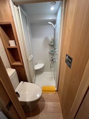 Hårtork och handdukar