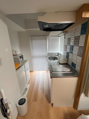 Kylskåp, mikrovågsugn, spishäll och grytor/köksredskap