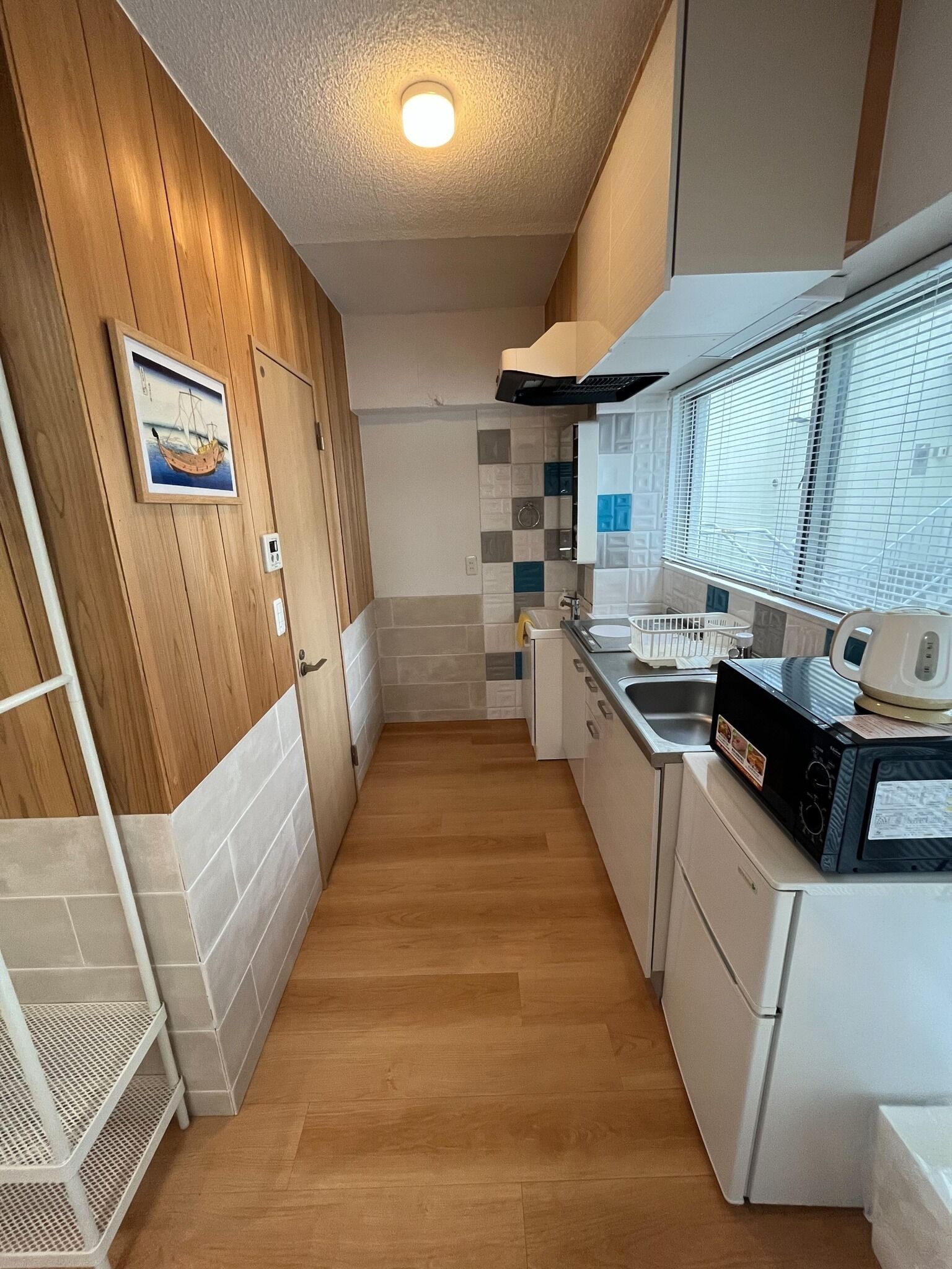 Kühlschrank, Mikrowelle, Herdplatte, Kochgeschirr/Geschirr/Besteck