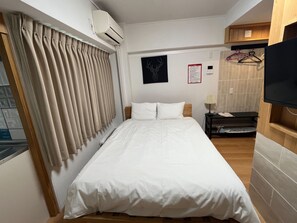 1 室のベッドルーム、デスク、アイロン / アイロン台、WiFi (無料)