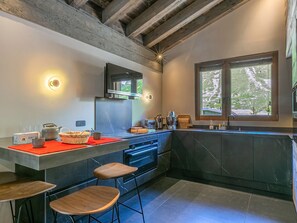 Wasserkocher mit Kaffee-/Teezubehör, Kühlschrank, Mikrowelle, Ofen