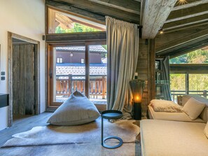 TV, fireplace - Stunning Top-Floor 5-Bedroom Apartment with Panoramic Views Near Slopes (Val-d'Isère)