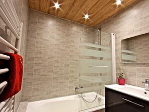Bathroom - Cozy Studio for 4 with Balcony, Near Ski Lifts & Village Center (Les Gets)