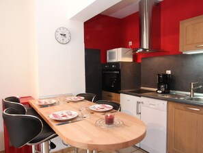 Kjøleskap, mikrobølgeovn, ovn og oppvaskmaskin