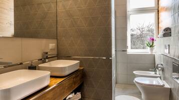 Douche, sĂšche-cheveux, serviettes fournies, savon