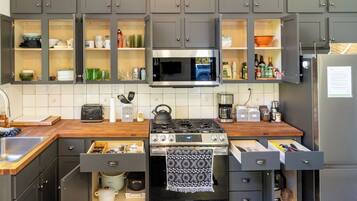 Jääkaappi, mikroaaltouuni, uuni, liesi