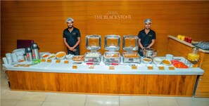 Desayuno con opciones de la cocina local diario (INR 200 por persona)