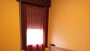 غرفة مزدوجة أو بسريرين منفصلين بتجهيزات أساسية | ميني بار وخزنة داخل الغرفة ومكتب وواي فاي مجانًا