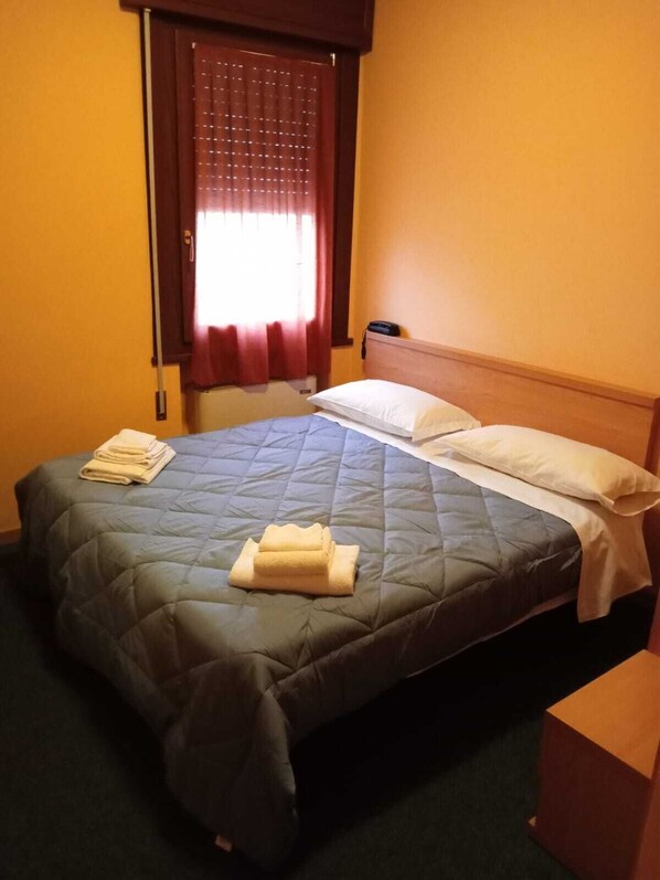 Kahden hengen perushuone (yksi tai kaksi sänkyä) | Minibaari, tallelokero huoneessa, työpöytä, ilmainen Wi-Fi