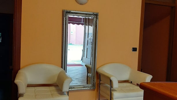 تلفزيون إل سي دي بحجم 27-بوصة يعرض قنوات تلفزيونية باشتراك مدفوع