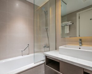 Towels, toilet paper - Aliving Luxury Studio in Damac Maison Prive (Dubai)