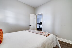 4 bedrooms, desk, iron/ironing board, free WiFi