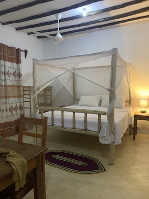 1 habitación, escritorio y espacio para trabajar con laptop 