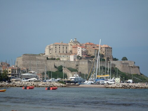petite maison avec 2 chambres 2 PERSONNES avec terrasse   propriété fermée