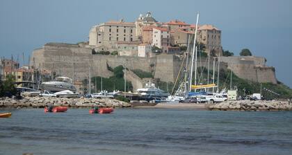 petite maison avec 2 chambres 2 PERSONNES avec terrasse propriété fermée