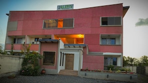 Front of property - Aleri's Garden (Ada)