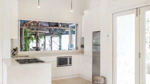 Fridge, microwave, oven, stovetop - Wembley House, Southern Highlands (Medway)